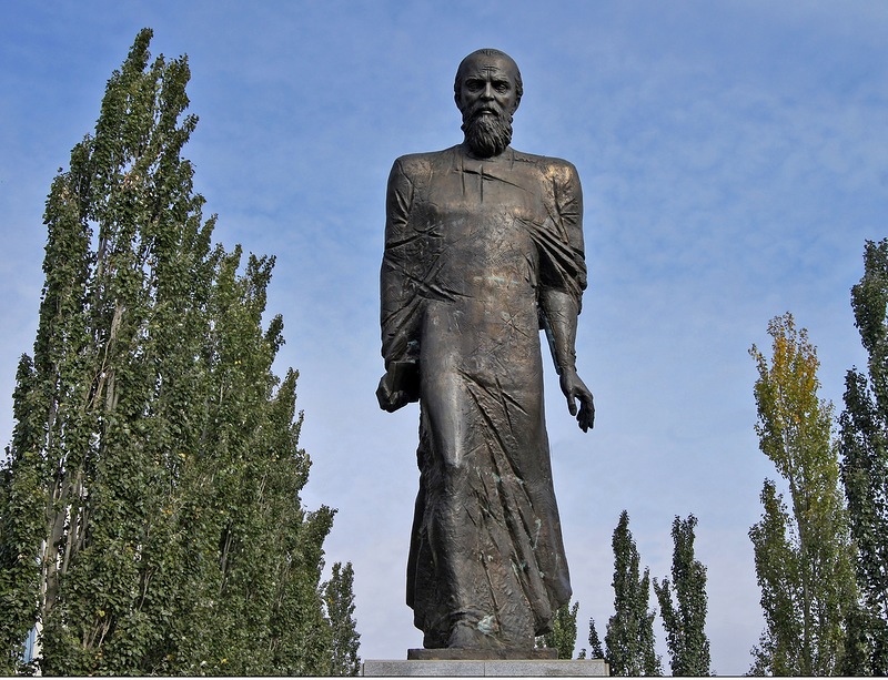 Памятник Ф.М. Достоевскому в Омске