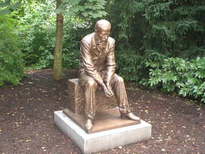 Памятник Ф.М. Достоевскому в Бад-Хомбурге (Германия, административный округ Дармштадт, Кур-парк) (2014, скульптор – Н. Карлыханов)